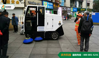 濟(jì)南步行街使用慶杰駕駛式掃地車(chē)