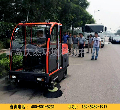 打掃小區(qū)道路用那種電動掃地車好那么小區(qū)物業(yè)在選擇電動掃地車的時候該怎么決定呢青島掃地車廠家