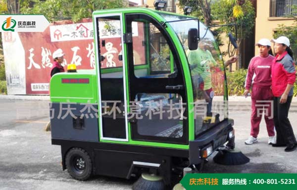 工廠掃地車(chē)現(xiàn)在越來(lái)越多的出現(xiàn)在工廠車(chē)間當(dāng)中