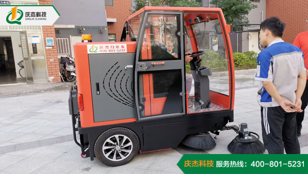 小型電動(dòng)掃地車?yán)m(xù)航能力怎么樣？