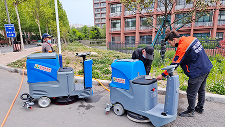 小區(qū)地面用掃地車，地下車庫用洗地機(jī)