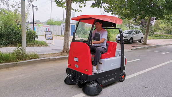 市政道路采購慶杰電動(dòng)掃地車